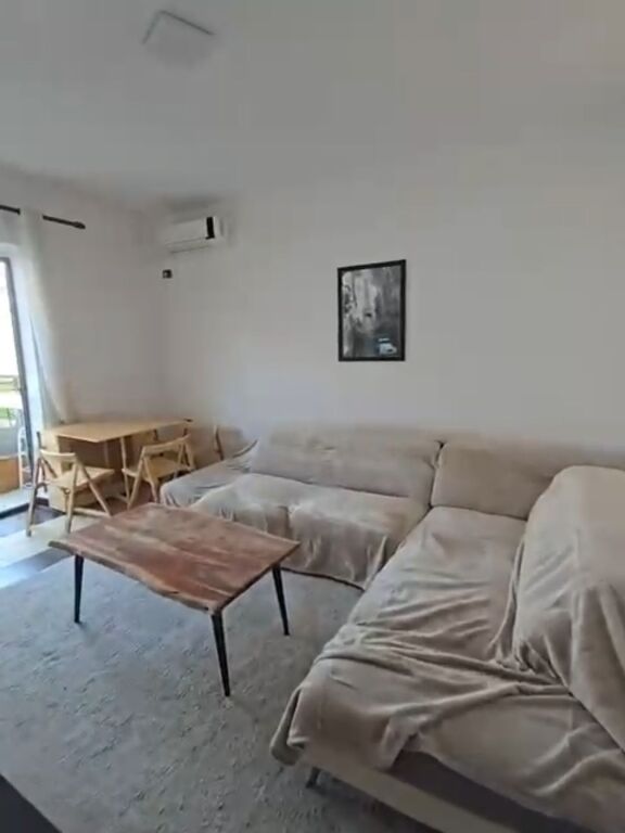 Affittasi appartamento 1+1+cucina separata in via Durresit