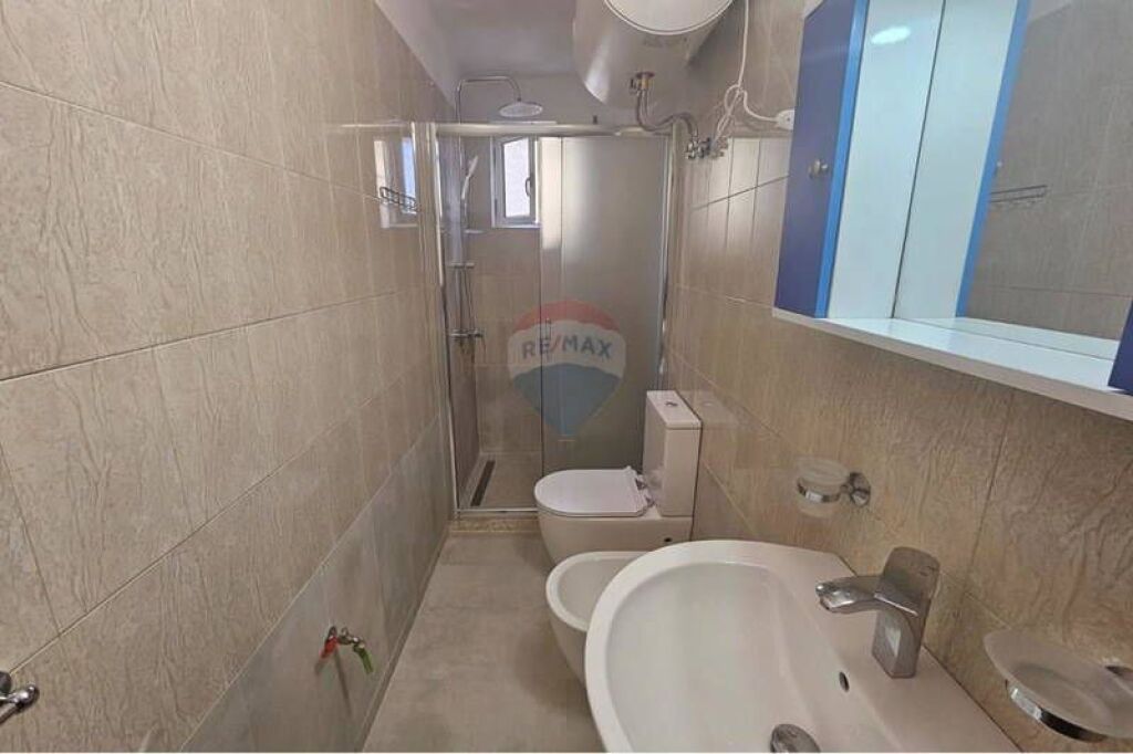 Jepet apartament 2+1 per qira tek rruga e Durresit!