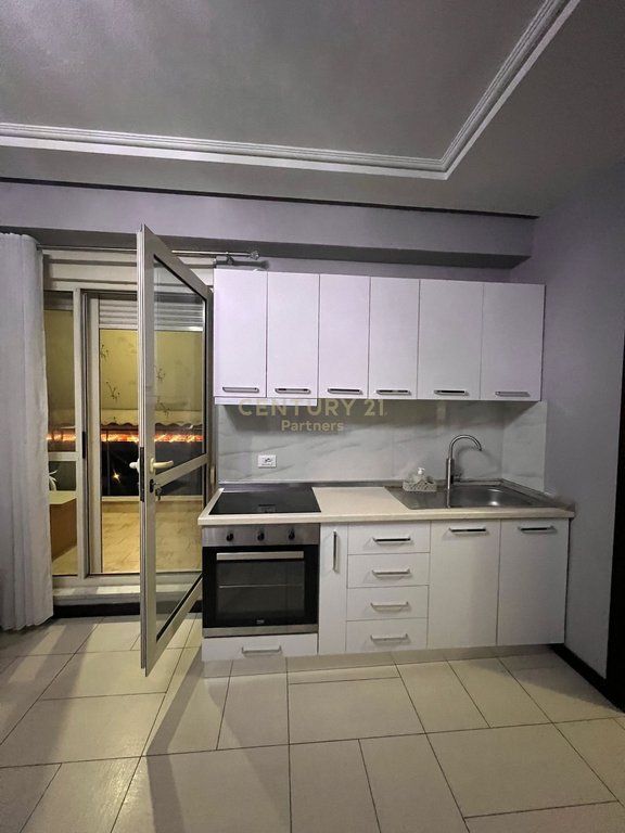 APARTAMENT 1+1 ME POST PARKIMI ME QIRA TEK KOMPLEKSI DELIJORGJI 700 € /Muaj