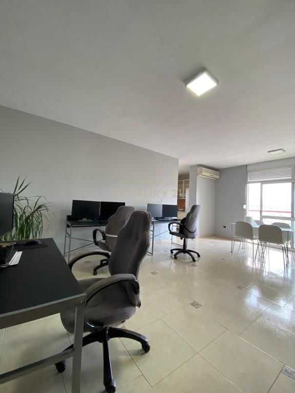 Appartamento in Affitto per Ufficio 2+1+2 presso IshEkspozita 1.000 € /Mese Sup. Totale 120m2