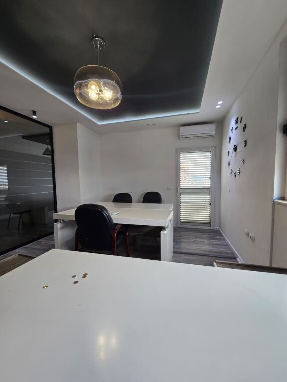 Ufficio in affitto a Delijorgji 160m2