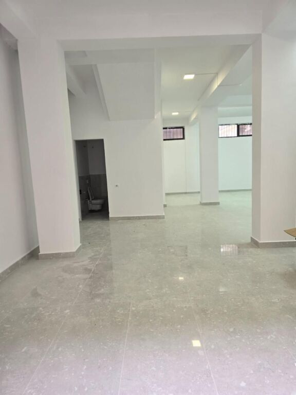 🏢 Locale commerciale in affitto  📍 Zona 21 Dhjetori💰 Prezzo: 750€ netto / mese