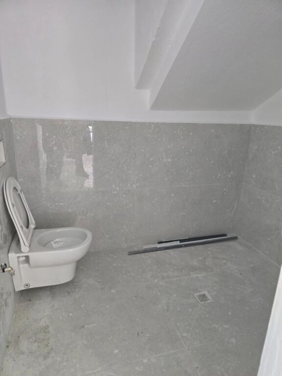 🏢 Locale commerciale in affitto  📍 Zona 21 Dhjetori💰 Prezzo: 750€ netto / mese