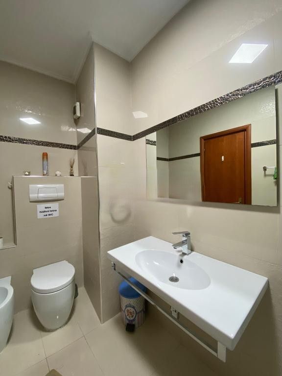 Jepet me Qera Apartament per Zyra 2+1+2 tek IshEkspozita 1,000 € /Muaj