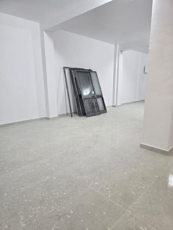 🏢 Locale commerciale in affitto  📍 Zona 21 Dhjetori💰 Prezzo: 750€ netto / mese