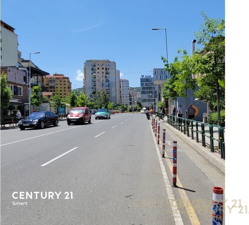 Ambient komercial ne rruge kryesore per shitje tek Komuna e Parisit ! 560,000 € Sip. Totale  143m2  Sip. e brendshme  63m2