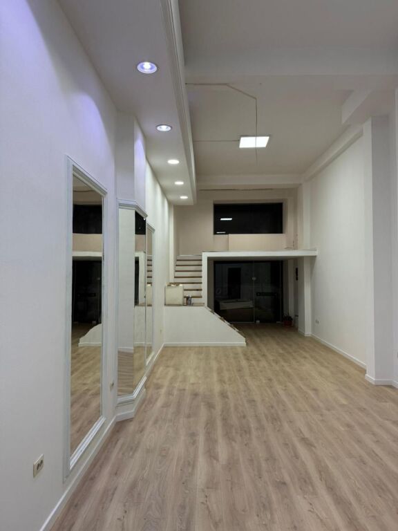 Locale commerciale in affitto in Via Kavajes, vicino al centro