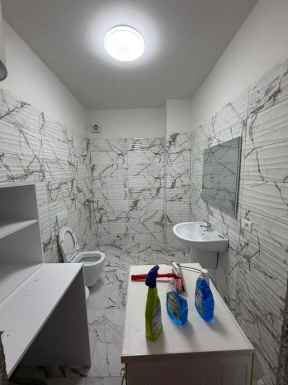 🏢 Affittasi appartamento 1+1  📍 Indirizzo: Laprakë, presso il Complesso Aura 88💰 Prezzo: 60.000 lek / mese