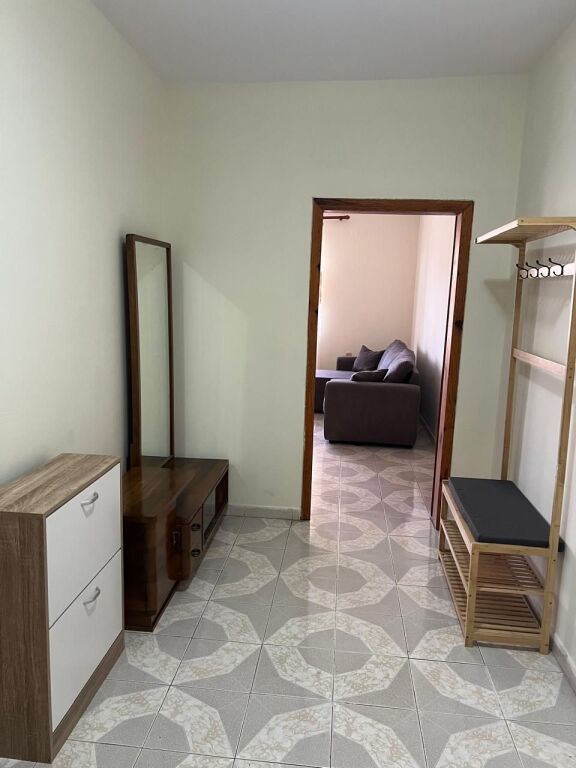 Tirane, jepet me qera apartament 2+1,500 euro,tek rruga Kongresi Manastirit kati 3
