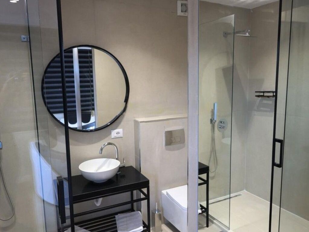 APARTAMENT I INVESTUAR PER SHITJE NE ZONEN E BLLOKUT, 3 SUITA LUKSOZE TE MOBILUARA ME PRIVAT JACUZZI !