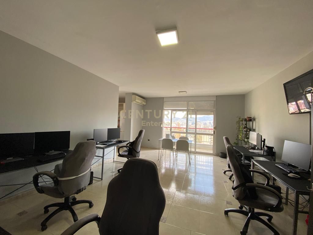 Appartamento in Affitto per Ufficio 2+1+2 presso IshEkspozita 1.000 € /Mese Sup. Totale 120m2