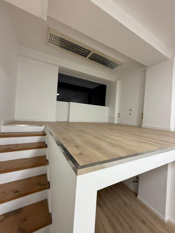 Locale commerciale in affitto in Via Kavajes, vicino al centro