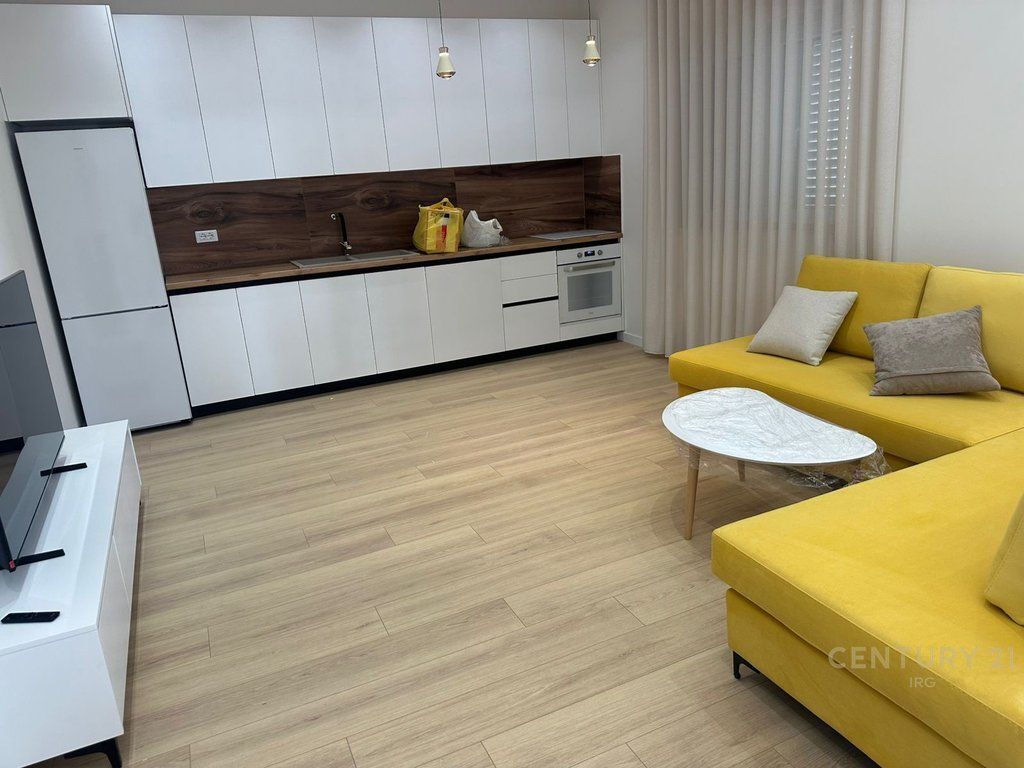 Jepet me qira shtëpi private pranë Hipotekës, afër Kompleksit Panorama