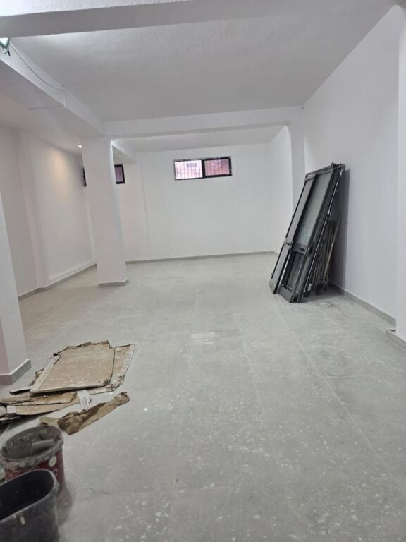 🏢 Locale commerciale in affitto  📍 Zona 21 Dhjetori💰 Prezzo: 750€ netto / mese