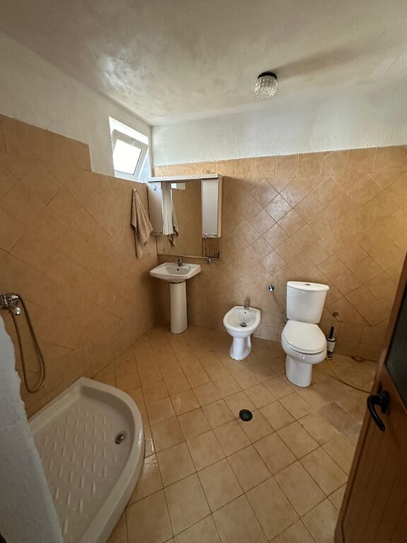 Jepet me qera Shtepi Private 2+1 me oborr ne Bathore / Kamez