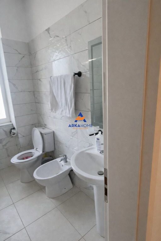 JEPET APARTAMENT ME QERA 2+1+BALLKON " KAMEZ " 50000 LEKE