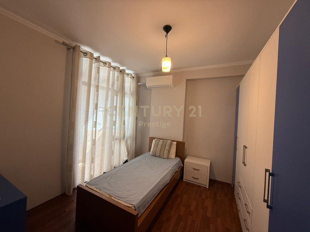 APARTAMENT 3+1+2 ME QERA TEK RRUGA E KAVAJES