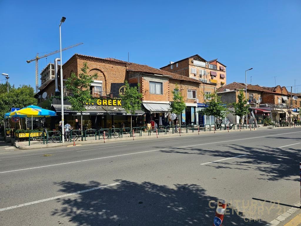 Ambient komercial ne rruge kryesore per shitje tek Komuna e Parisit ! 560,000 € Sip. Totale  143m2  Sip. e brendshme  63m2