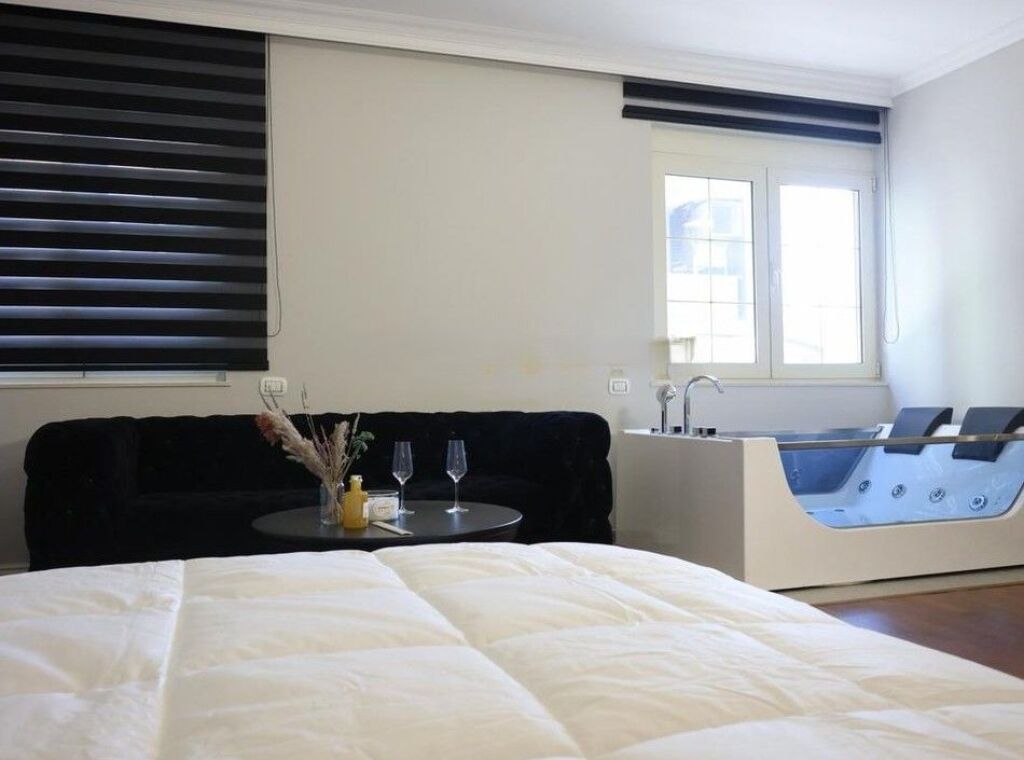 APARTAMENT I INVESTUAR PER SHITJE NE ZONEN E BLLOKUT, 3 SUITA LUKSOZE TE MOBILUARA ME PRIVAT JACUZZI !