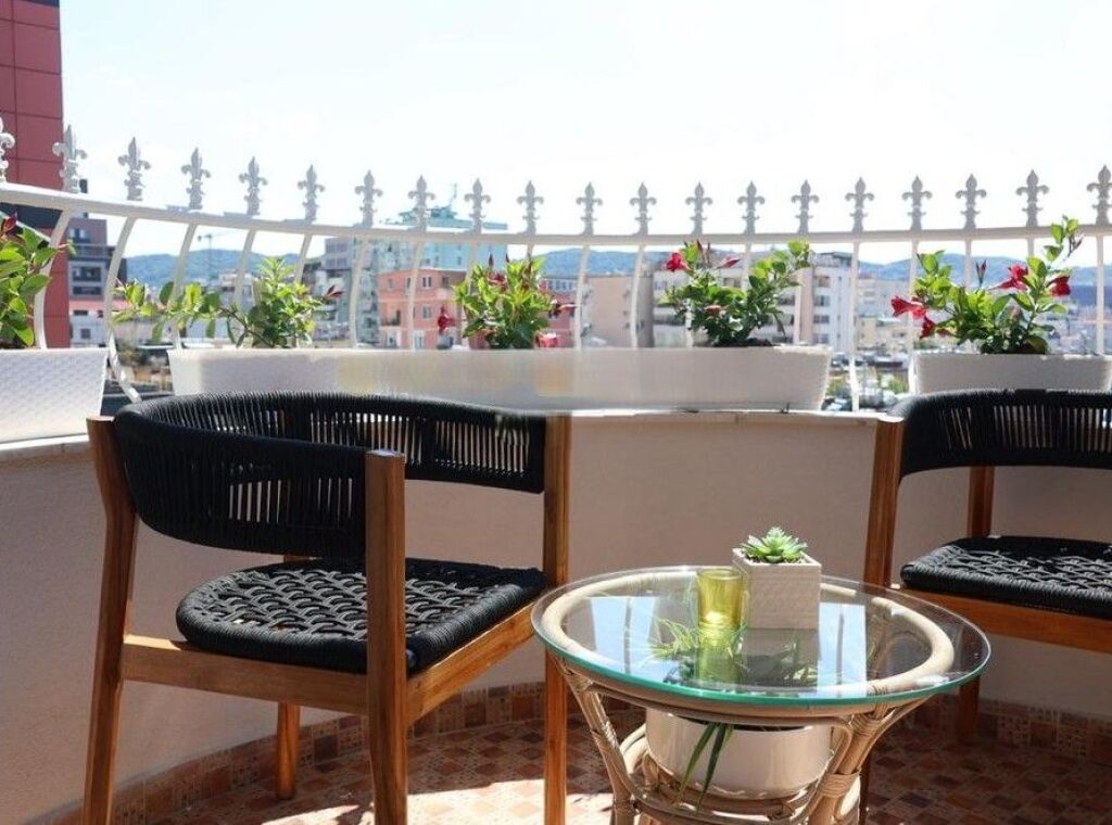 APARTAMENT I INVESTUAR PER SHITJE NE ZONEN E BLLOKUT, 3 SUITA LUKSOZE TE MOBILUARA ME PRIVAT JACUZZI !