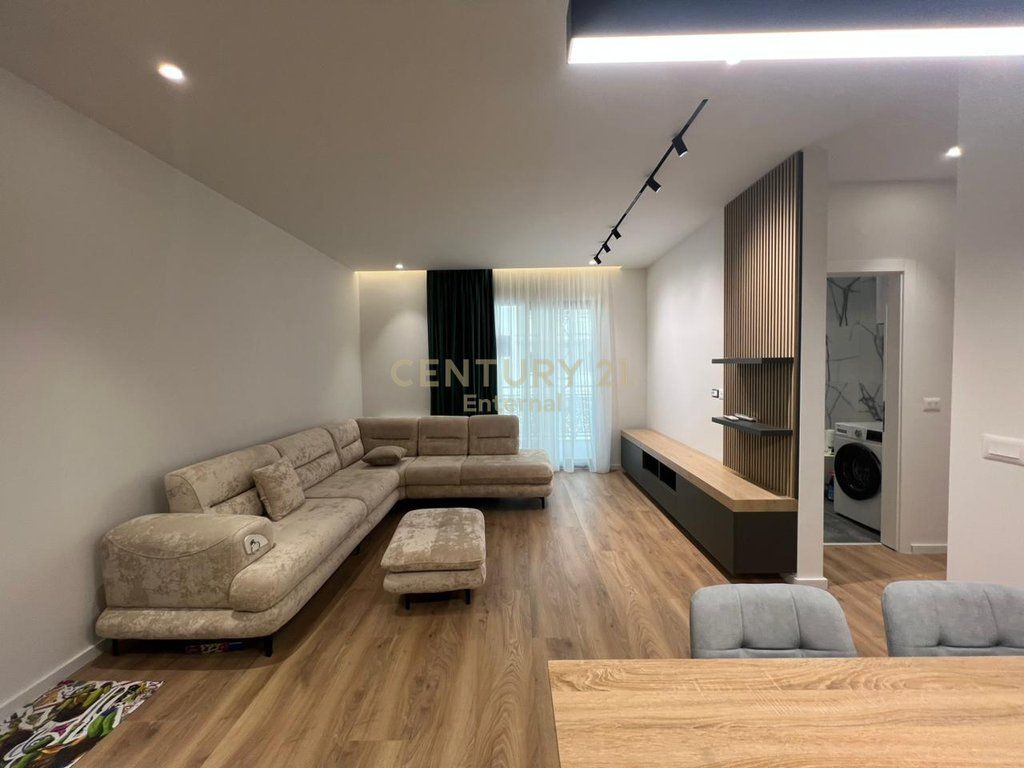 Shitet apartament 2+1 te Fusha e Aviacionit
