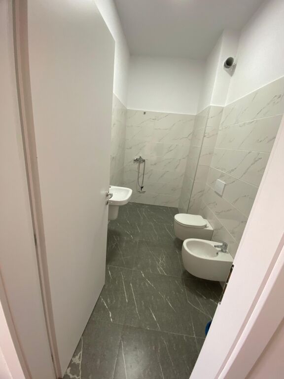UFFICIO IN AFFITTO 96 M2 VASIL SHANTO 150.000 LEKE FH-58746