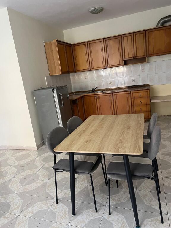 Tirane, jepet me qera apartament 2+1,500 euro,tek rruga Kongresi Manastirit kati 3
