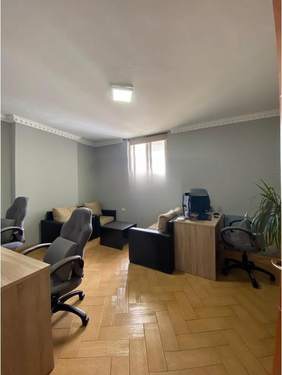 Jepet me Qera Apartament per Zyra 2+1+2 tek IshEkspozita 1,000 € /Muaj