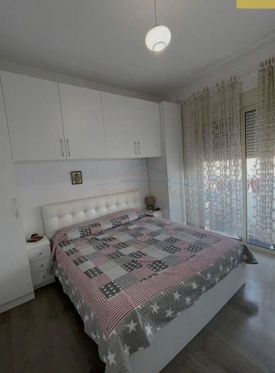 Shitet,Apartament 1+1, Terminali i Autobuzave, Kthesa e Kamzës, Tiranë.