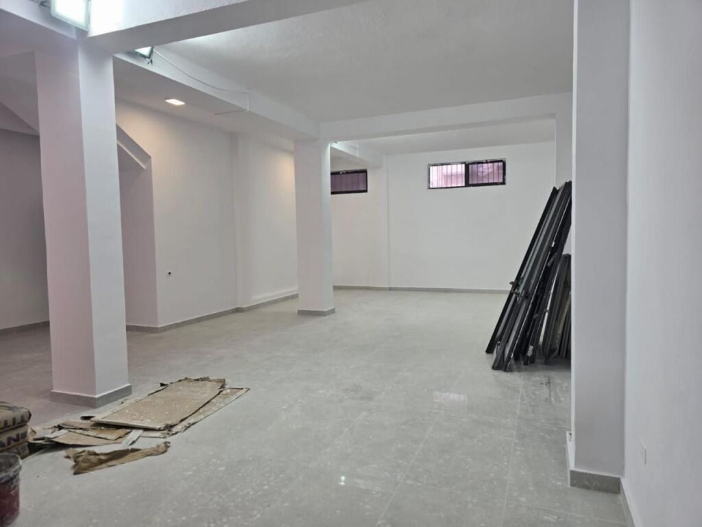 🏢 Locale commerciale in affitto  📍 Zona 21 Dhjetori💰 Prezzo: 750€ netto / mese