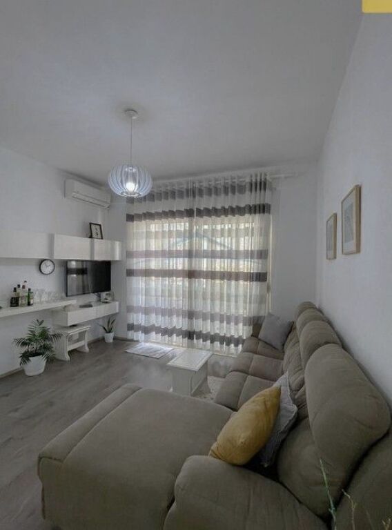 Shitet,Apartament 1+1, Terminali i Autobuzave, Kthesa e Kamzës, Tiranë.