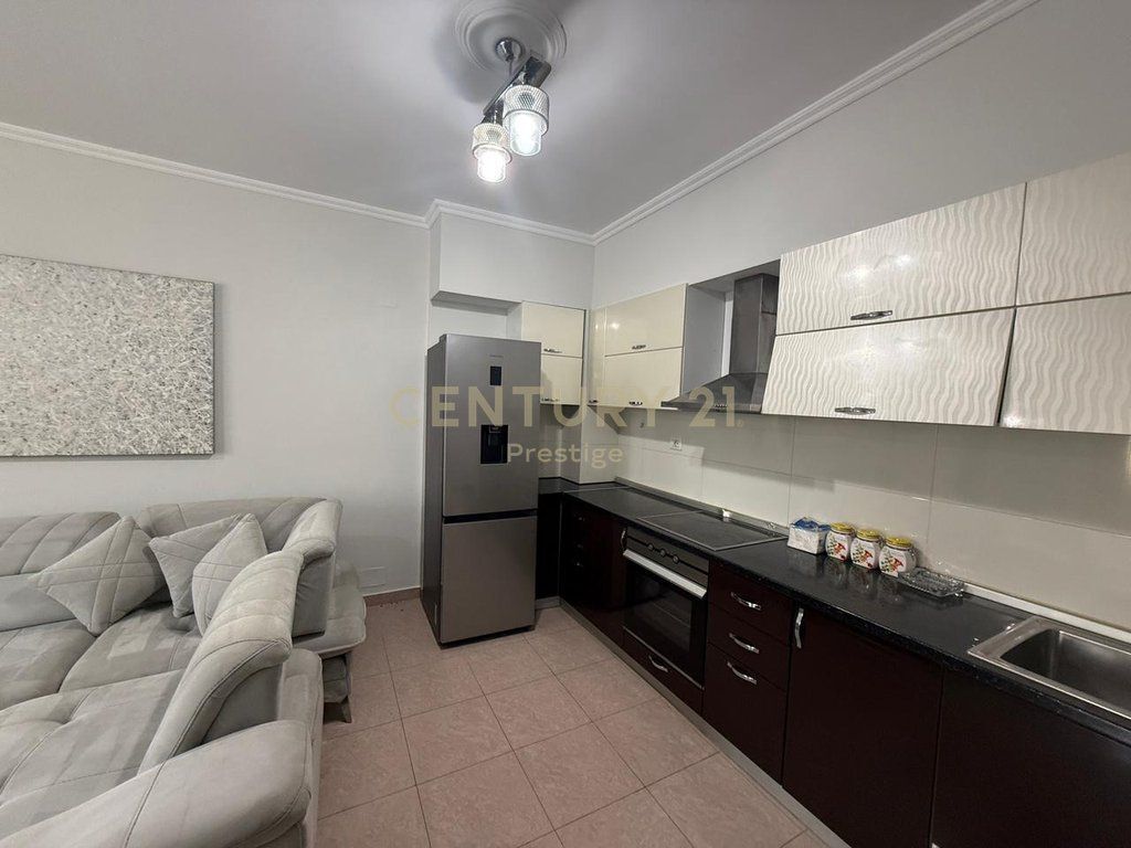 APARTAMENT 3+1+2 ME QIRA TEK RRUGA E KAVAJES