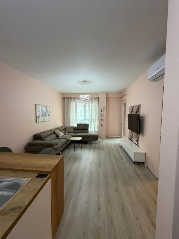 🏢 Affittasi appartamento 1+1  📍 Indirizzo: Laprakë, presso il Complesso Aura 88💰 Prezzo: 60.000 lek / mese