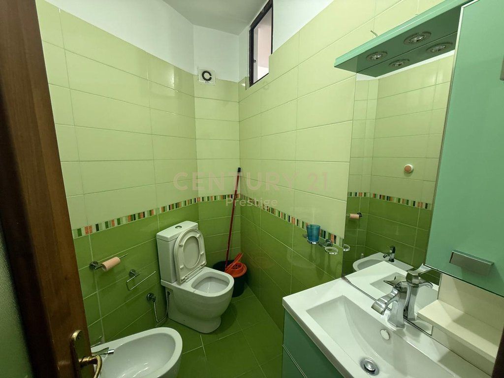 APARTAMENT 3+1+2 ME QIRA TEK RRUGA E KAVAJES