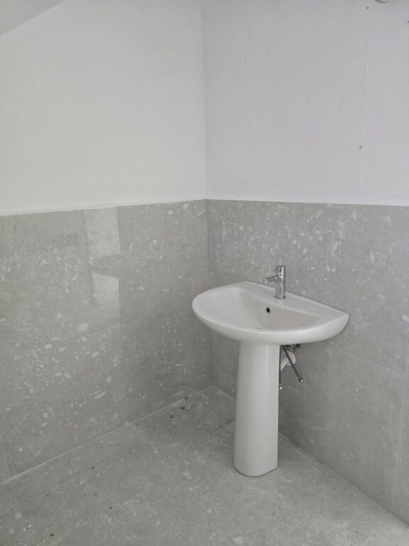🏢 Locale commerciale in affitto  📍 Zona 21 Dhjetori💰 Prezzo: 750€ netto / mese