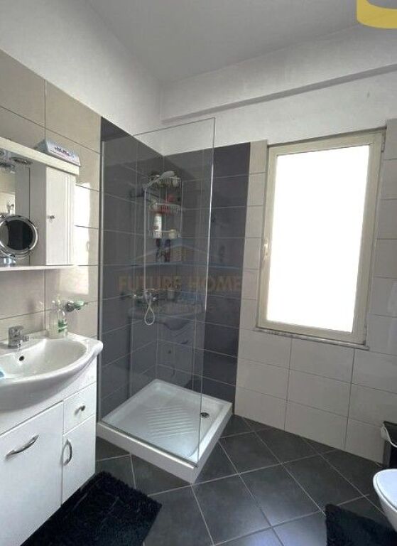 Shitet,Apartament 1+1, Terminali i Autobuzave, Kthesa e Kamzës, Tiranë.