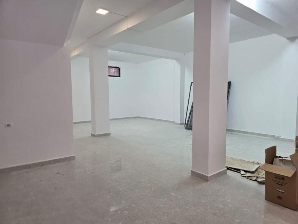 🏢 Locale commerciale in affitto  📍 Zona 21 Dhjetori💰 Prezzo: 750€ netto / mese