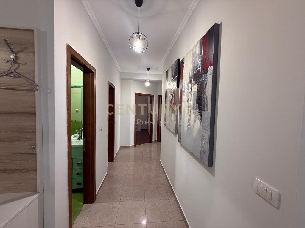 APARTAMENT 3+1+2 ME QIRA TEK RRUGA E KAVAJES
