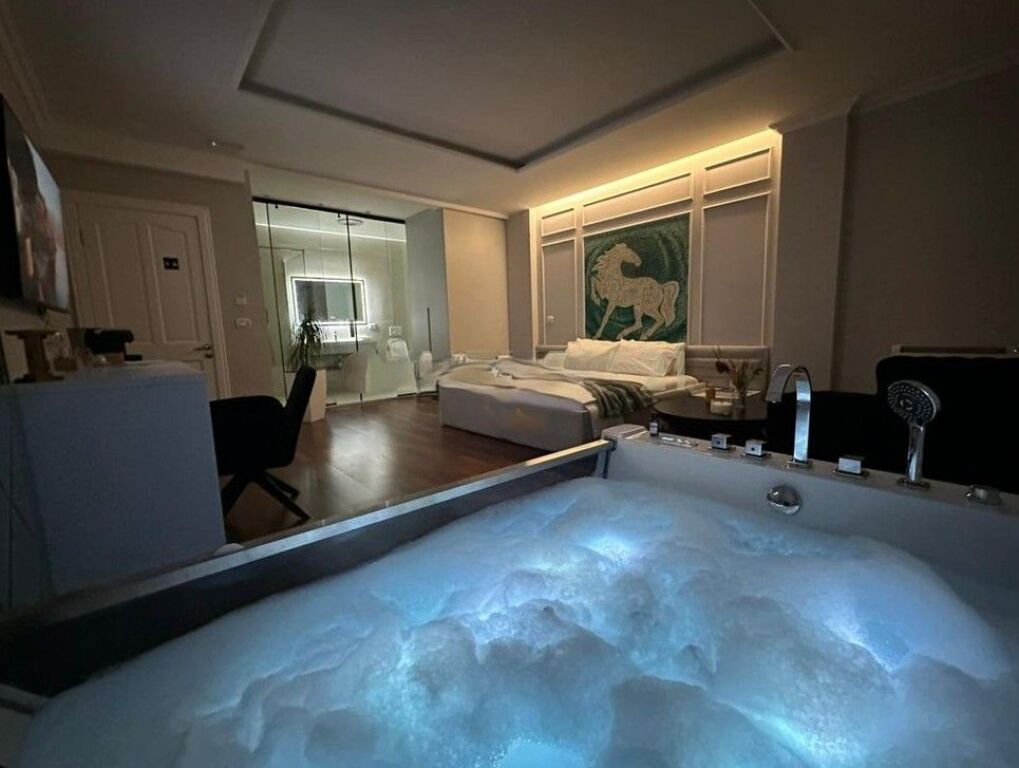 APARTAMENT I INVESTUAR PER SHITJE NE ZONEN E BLLOKUT, 3 SUITA LUKSOZE TE MOBILUARA ME PRIVAT JACUZZI !