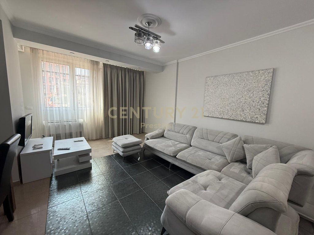 APPARTAMENTO 3+1+2 IN AFFITTO, VIA KAVAJES, TIRANA! 900 € /Mese Sup. Totale 120m2