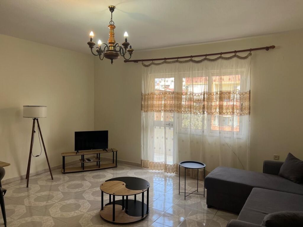 Tirane, jepet me qera apartament 2+1,500 euro,tek rruga Kongresi Manastirit kati 3
