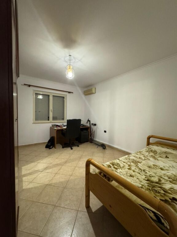 🏠AFFITTASI Appartamento 2+1   📍Lago Artificiale 🏢4° piano, con ascensore📐Sup: 120m2 💶 Prezzo: 80.000 Leke/mese