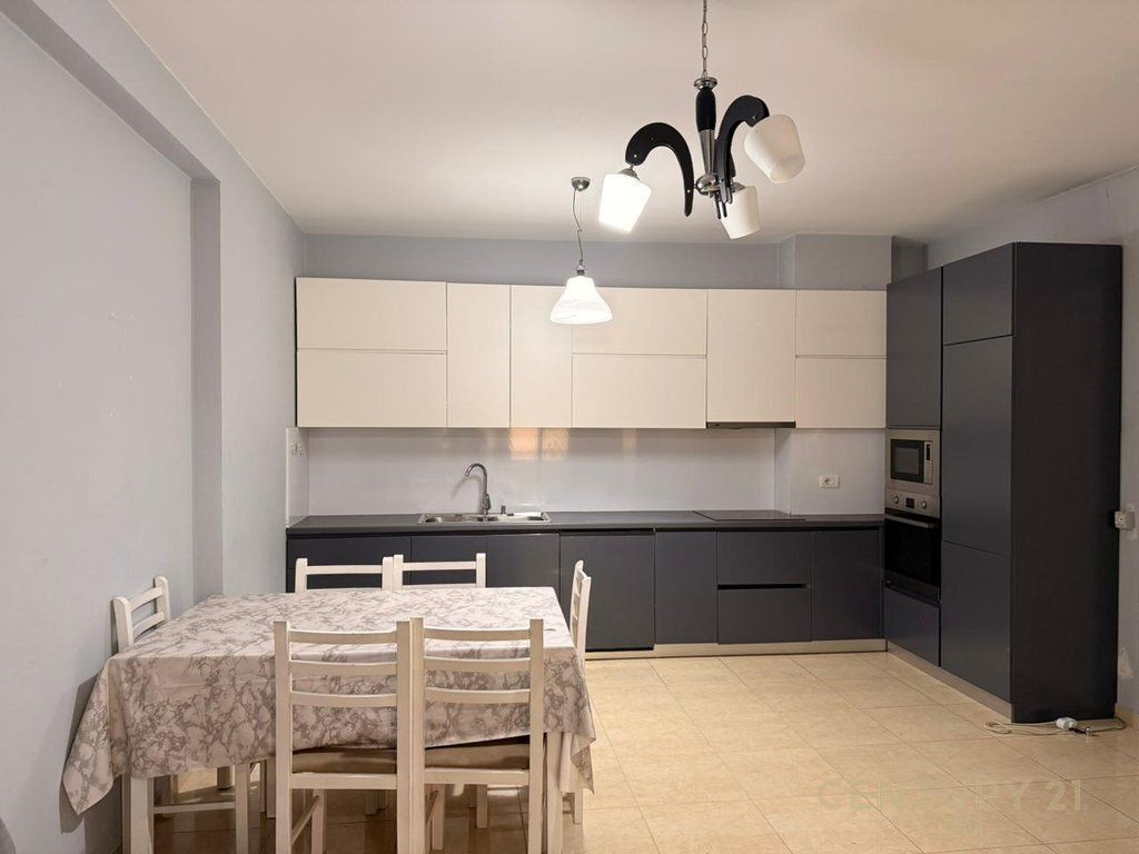 VENDIAMO APPARTAMENTO 2+1 VICINO A KIKA 2 COMUNA E PARISIT! 285.000 € Sup. Totale 103m2