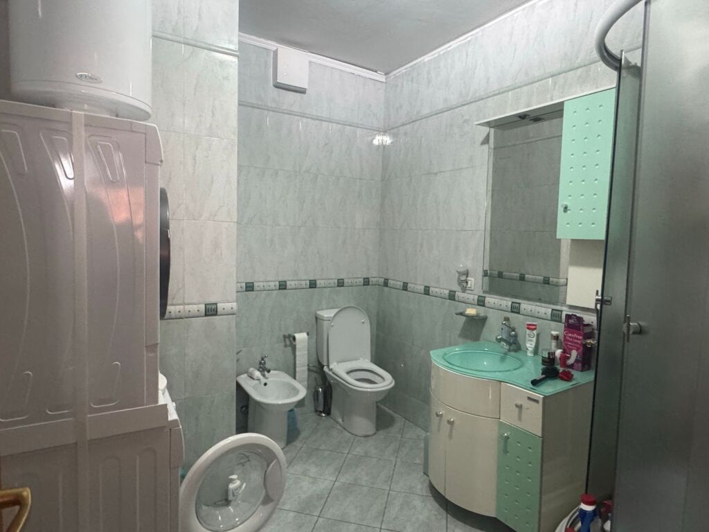 Apartament 2+1 per shitje tek Komuna e Parisit.