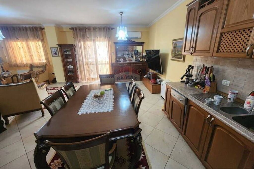 Apartament 3+1+2 per shitje Komuna e Parisit