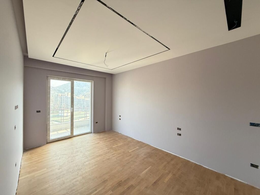 PENTHOUSE 3+1 +3 POSTE PARKIMI PER SHITJE TEK LIQENI I THATE