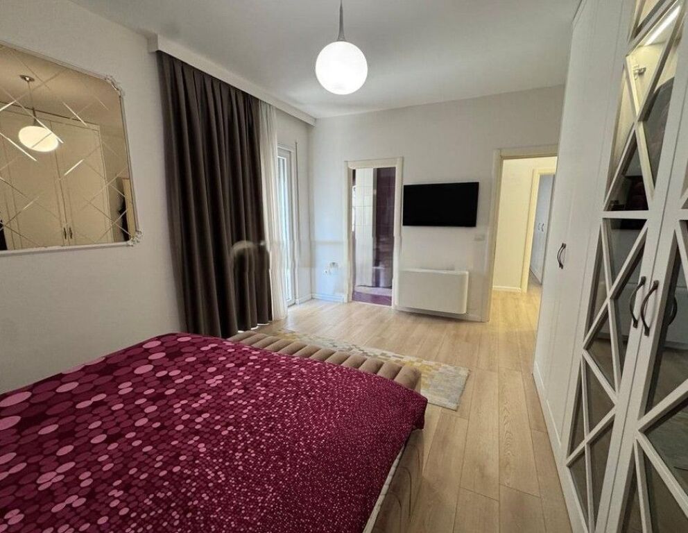 Shitet apartament 2+1+2 pranë Kopshtit Botanik (tek Xhamia)!
