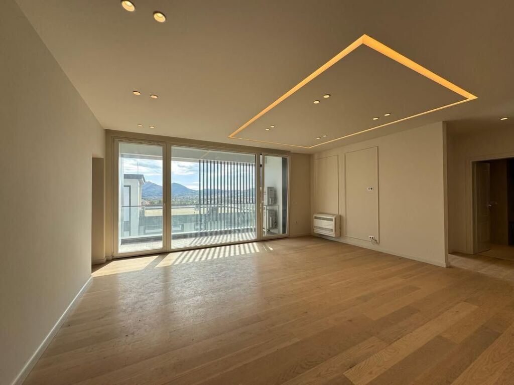 Shitet Apartament 3+1+2📍Pallati Brigadave