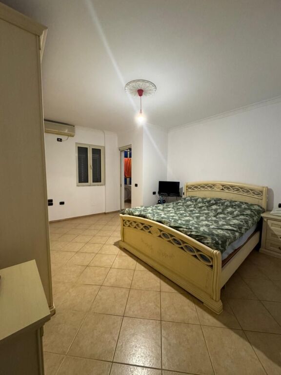 🏠AFFITTASI Appartamento 2+1   📍Lago Artificiale 🏢4° piano, con ascensore📐Sup: 120m2 💶 Prezzo: 80.000 Leke/mese