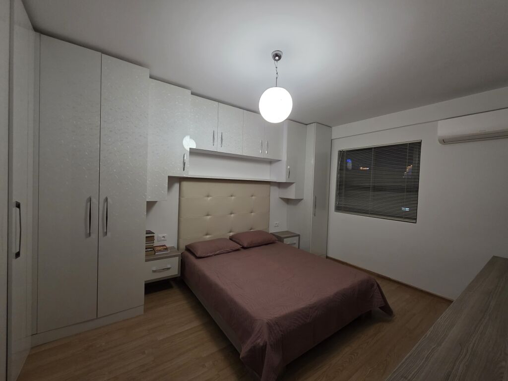 APARTMENT FOR RENT 4+1+2 – MINE PEZA, TIRANAApartment for rent 120 m², 3rd floor, in the Mine Peza area. Layout: living room, kitchen, 4 bedrooms, 2 bathrooms, balcony. Suitable for residence or office.  💶 Price: 1500 €/month
